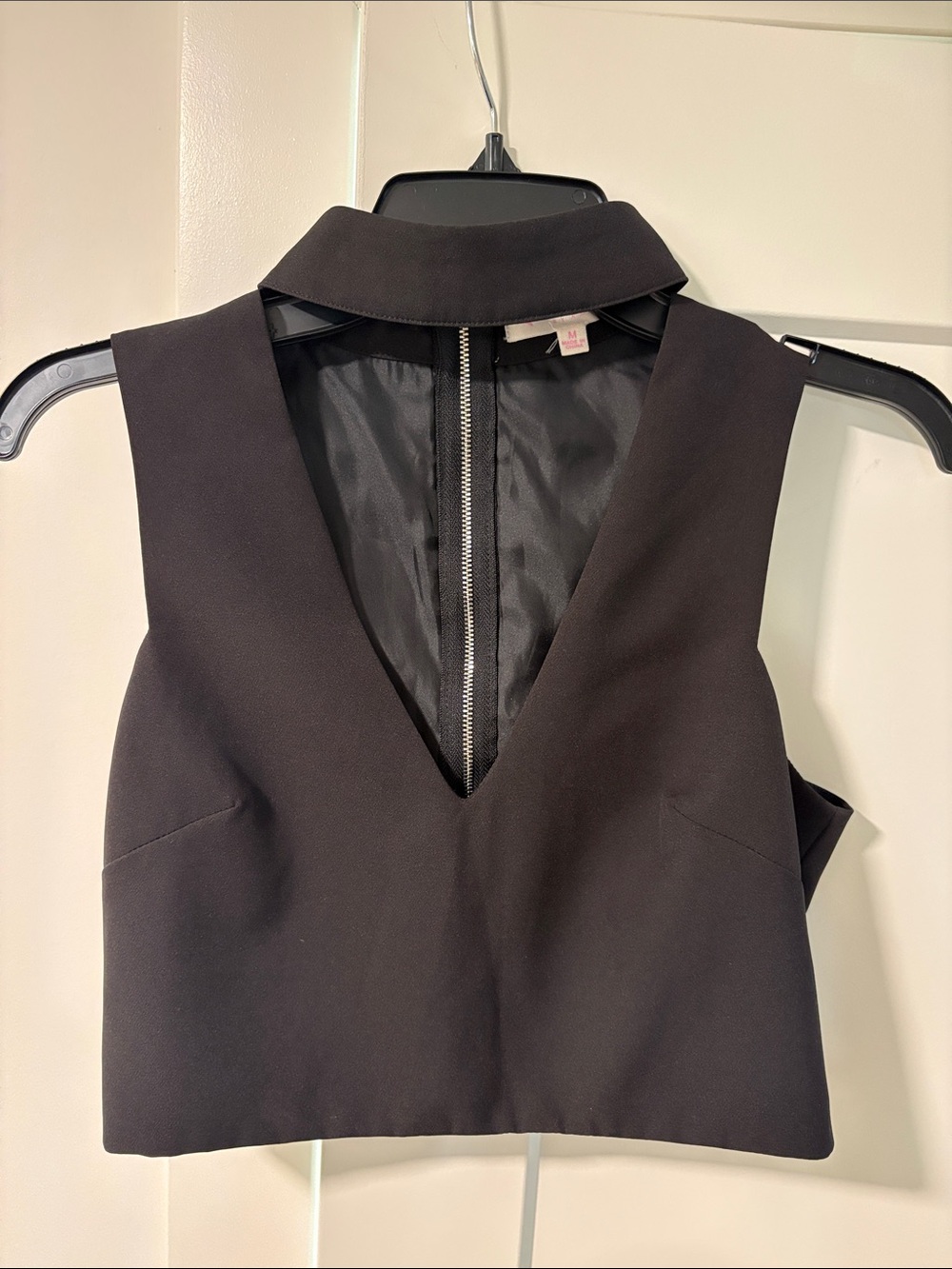 Black Cropped V-Neck Sleeveless Top
